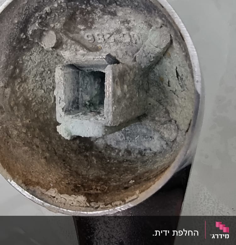 חלק פנימי של ברז עם חלודה ולכלוך